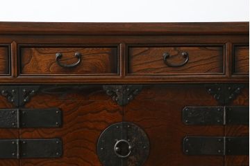 中古　美品　韓国工芸家具　モリジャン　重厚感のある金具とオリエンタルな雰囲気が魅力的なサイドボード(収納棚、戸棚、引き出し)(R-081253)