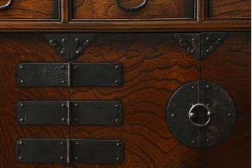中古　美品　韓国工芸家具　モリジャン　重厚感のある金具とオリエンタルな雰囲気が魅力的なサイドボード(収納棚、戸棚、引き出し)(R-081253)