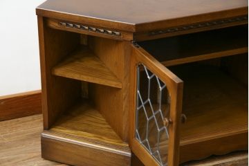 中古　オーク材　ステンドグラス入り　落ち着きのある色味と上品なデザインが魅力的なコーナーテレビボード(テレビ台、収納棚、戸棚、ローボード)(R-081255)