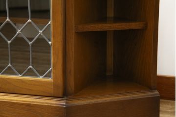 中古　オーク材　ステンドグラス入り　落ち着きのある色味と上品なデザインが魅力的なコーナーテレビボード(テレビ台、収納棚、戸棚、ローボード)(R-081255)