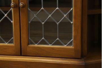 中古　オーク材　ステンドグラス入り　落ち着きのある色味と上品なデザインが魅力的なコーナーテレビボード(テレビ台、収納棚、戸棚、ローボード)(R-081255)
