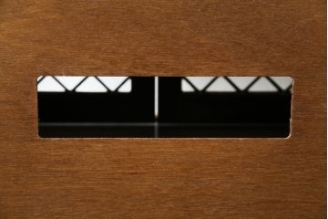 中古　オーク材　ステンドグラス入り　落ち着きのある色味と上品なデザインが魅力的なコーナーテレビボード(テレビ台、収納棚、戸棚、ローボード)(R-081255)