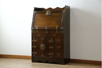 中古　韓国民芸家具　重さもありしっかりとした作り込み!!　オリエンタル　李朝デザイン　金具付きのデザインが目を惹くアンティーク調のライティングビューロ(簿記机、ワークデスク、在宅用、在宅ワーク用、引き出し)(R-081256)