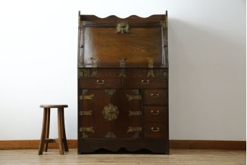 中古　韓国民芸家具　重さもありしっかりとした作り込み!!　オリエンタル　李朝デザイン　金具付きのデザインが目を惹くアンティーク調のライティングビューロ(簿記机、ワークデスク、在宅用、在宅ワーク用、引き出し)(R-081256)