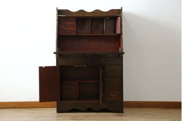 中古　韓国民芸家具　重さもありしっかりとした作り込み!!　オリエンタル　李朝デザイン　金具付きのデザインが目を惹くアンティーク調のライティングビューロ(簿記机、ワークデスク、在宅用、在宅ワーク用、引き出し)(R-081256)