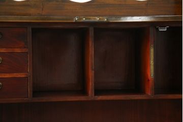 中古　韓国民芸家具　重さもありしっかりとした作り込み!!　オリエンタル　李朝デザイン　金具付きのデザインが目を惹くアンティーク調のライティングビューロ(簿記机、ワークデスク、在宅用、在宅ワーク用、引き出し)(R-081256)