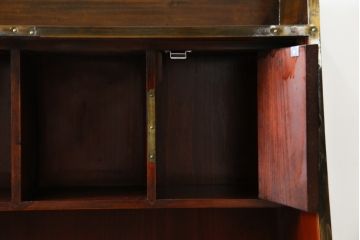 中古　韓国民芸家具　重さもありしっかりとした作り込み!!　オリエンタル　李朝デザイン　金具付きのデザインが目を惹くアンティーク調のライティングビューロ(簿記机、ワークデスク、在宅用、在宅ワーク用、引き出し)(R-081256)