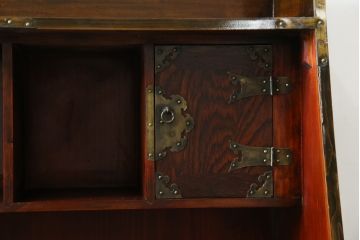 中古　韓国民芸家具　重さもありしっかりとした作り込み!!　オリエンタル　李朝デザイン　金具付きのデザインが目を惹くアンティーク調のライティングビューロ(簿記机、ワークデスク、在宅用、在宅ワーク用、引き出し)(R-081256)