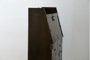 中古　韓国民芸家具　重さもありしっかりとした作り込み!!　オリエンタル　李朝デザイン　金具付きのデザインが目を惹くアンティーク調のライティングビューロ(簿記机、ワークデスク、在宅用、在宅ワーク用、引き出し)(R-081256)