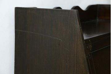 中古　韓国民芸家具　重さもありしっかりとした作り込み!!　オリエンタル　李朝デザイン　金具付きのデザインが目を惹くアンティーク調のライティングビューロ(簿記机、ワークデスク、在宅用、在宅ワーク用、引き出し)(R-081256)