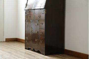 中古　韓国民芸家具　重さもありしっかりとした作り込み!!　オリエンタル　李朝デザイン　金具付きのデザインが目を惹くアンティーク調のライティングビューロ(簿記机、ワークデスク、在宅用、在宅ワーク用、引き出し)(R-081256)