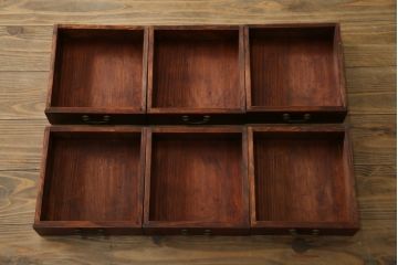 中古　韓国民芸家具　重さもありしっかりとした作り込み!!　オリエンタル　李朝デザイン　金具付きのデザインが目を惹くアンティーク調のライティングビューロ(簿記机、ワークデスク、在宅用、在宅ワーク用、引き出し)(R-081256)