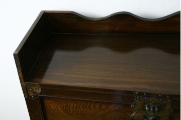 中古　韓国民芸家具　重さもありしっかりとした作り込み!!　オリエンタル　李朝デザイン　金具付きのデザインが目を惹くアンティーク調のライティングビューロ(簿記机、ワークデスク、在宅用、在宅ワーク用、引き出し)(R-081256)