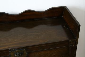 中古　韓国民芸家具　重さもありしっかりとした作り込み!!　オリエンタル　李朝デザイン　金具付きのデザインが目を惹くアンティーク調のライティングビューロ(簿記机、ワークデスク、在宅用、在宅ワーク用、引き出し)(R-081256)