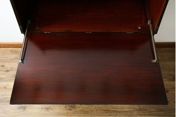 中古　韓国民芸家具　重さもありしっかりとした作り込み!!　オリエンタル　李朝デザイン　金具付きのデザインが目を惹くアンティーク調のライティングビューロ(簿記机、ワークデスク、在宅用、在宅ワーク用、引き出し)(R-081256)