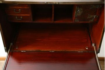 中古　韓国民芸家具　重さもありしっかりとした作り込み!!　オリエンタル　李朝デザイン　金具付きのデザインが目を惹くアンティーク調のライティングビューロ(簿記机、ワークデスク、在宅用、在宅ワーク用、引き出し)(R-081256)