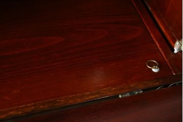 中古　韓国民芸家具　重さもありしっかりとした作り込み!!　オリエンタル　李朝デザイン　金具付きのデザインが目を惹くアンティーク調のライティングビューロ(簿記机、ワークデスク、在宅用、在宅ワーク用、引き出し)(R-081256)