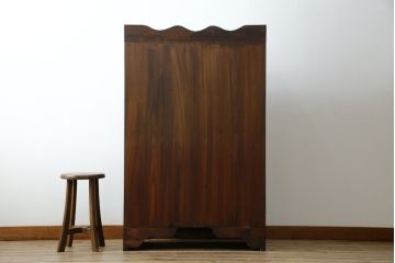 中古　韓国民芸家具　重さもありしっかりとした作り込み!!　オリエンタル　李朝デザイン　金具付きのデザインが目を惹くアンティーク調のライティングビューロ(簿記机、ワークデスク、在宅用、在宅ワーク用、引き出し)(R-081256)
