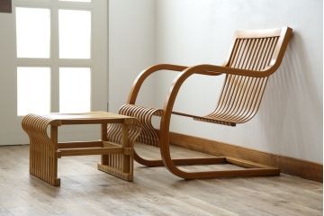 中古　美品　城所右文次デザイン　三越伊勢丹プロパティ・デザイン　Bamboo Chair　滑らかな曲線のデザインが目を惹くバンブーチェアと特注のオットマンのセット(アームチェア、安楽椅子、ディスプレイ、フットスツール)(チェア定価約54万円)(オットマン定価約30万円)(R-081257)