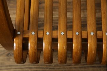 中古　美品　城所右文次デザイン　三越伊勢丹プロパティ・デザイン　Bamboo Chair　滑らかな曲線のデザインが目を惹くバンブーチェアと特注のオットマンのセット(アームチェア、安楽椅子、ディスプレイ、フットスツール)(チェア定価約54万円)(オットマン定価約30万円)(R-081257)
