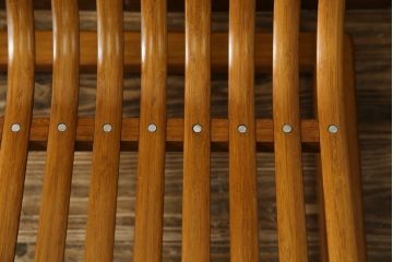 中古　美品　城所右文次デザイン　三越伊勢丹プロパティ・デザイン　Bamboo Chair　滑らかな曲線のデザインが目を惹くバンブーチェアと特注のオットマンのセット(アームチェア、安楽椅子、ディスプレイ、フットスツール)(チェア定価約54万円)(オットマン定価約30万円)(R-081257)