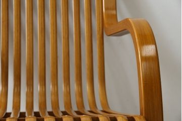 中古　美品　城所右文次デザイン　三越伊勢丹プロパティ・デザイン　Bamboo Chair　滑らかな曲線のデザインが目を惹くバンブーチェアと特注のオットマンのセット(アームチェア、安楽椅子、ディスプレイ、フットスツール)(チェア定価約54万円)(オットマン定価約30万円)(R-081257)