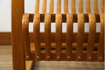 中古　美品　城所右文次デザイン　三越伊勢丹プロパティ・デザイン　Bamboo Chair　滑らかな曲線のデザインが目を惹くバンブーチェアと特注のオットマンのセット(アームチェア、安楽椅子、ディスプレイ、フットスツール)(チェア定価約54万円)(オットマン定価約30万円)(R-081257)