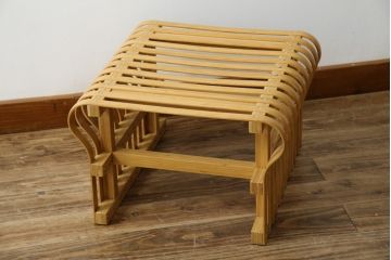中古　美品　城所右文次デザイン　三越伊勢丹プロパティ・デザイン　Bamboo Chair　滑らかな曲線のデザインが目を惹くバンブーチェアと特注のオットマンのセット(アームチェア、安楽椅子、ディスプレイ、フットスツール)(チェア定価約54万円)(オットマン定価約30万円)(R-081257)