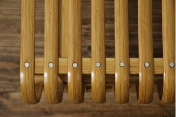 中古　美品　城所右文次デザイン　三越伊勢丹プロパティ・デザイン　Bamboo Chair　滑らかな曲線のデザインが目を惹くバンブーチェアと特注のオットマンのセット(アームチェア、安楽椅子、ディスプレイ、フットスツール)(チェア定価約54万円)(オットマン定価約30万円)(R-081257)