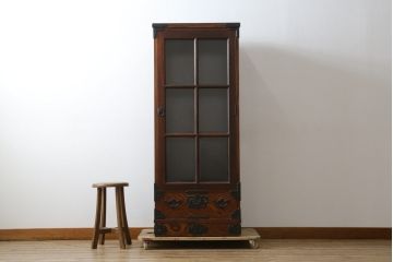 中古　美品　希少サイズ　岩谷堂箪笥　力強い木目と重厚感のある金具が目を惹くキャビネット(食器棚、カップボード、飾り棚、戸棚、収納棚)(R-081259)