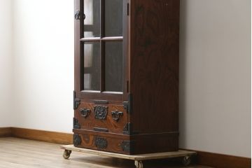 中古　美品　希少サイズ　岩谷堂箪笥　力強い木目と重厚感のある金具が目を惹くキャビネット(食器棚、カップボード、飾り棚、戸棚、収納棚)(R-081259)