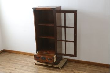 中古　美品　希少サイズ　岩谷堂箪笥　力強い木目と重厚感のある金具が目を惹くキャビネット(食器棚、カップボード、飾り棚、戸棚、収納棚)(R-081259)