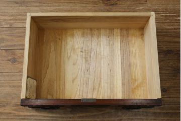 中古　美品　希少サイズ　岩谷堂箪笥　力強い木目と重厚感のある金具が目を惹くキャビネット(食器棚、カップボード、飾り棚、戸棚、収納棚)(R-081259)