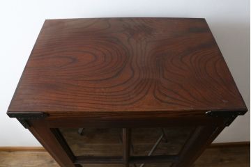 中古　美品　希少サイズ　岩谷堂箪笥　力強い木目と重厚感のある金具が目を惹くキャビネット(食器棚、カップボード、飾り棚、戸棚、収納棚)(R-081259)