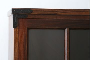 中古　美品　希少サイズ　岩谷堂箪笥　力強い木目と重厚感のある金具が目を惹くキャビネット(食器棚、カップボード、飾り棚、戸棚、収納棚)(R-081259)