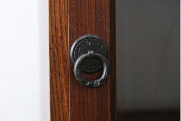 中古　美品　希少サイズ　岩谷堂箪笥　力強い木目と重厚感のある金具が目を惹くキャビネット(食器棚、カップボード、飾り棚、戸棚、収納棚)(R-081259)