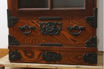 中古　美品　希少サイズ　岩谷堂箪笥　力強い木目と重厚感のある金具が目を惹くキャビネット(食器棚、カップボード、飾り棚、戸棚、収納棚)(R-081259)