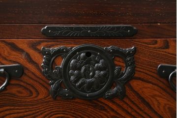 中古　美品　希少サイズ　岩谷堂箪笥　力強い木目と重厚感のある金具が目を惹くキャビネット(食器棚、カップボード、飾り棚、戸棚、収納棚)(R-081259)
