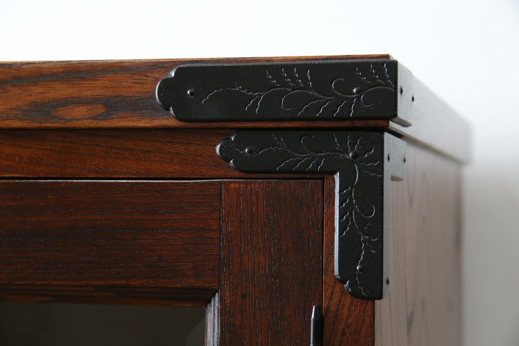 中古　美品　希少サイズ　岩谷堂箪笥　力強い木目と重厚感のある金具が目を惹くキャビネット　(R-081259)