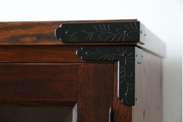 中古　美品　希少サイズ　岩谷堂箪笥　力強い木目と重厚感のある金具が目を惹くキャビネット　(R-081259)