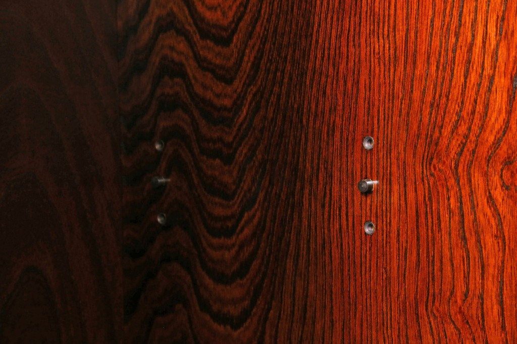 中古　美品　希少サイズ　岩谷堂箪笥　力強い木目と重厚感のある金具が目を惹くキャビネット　(R-081259)