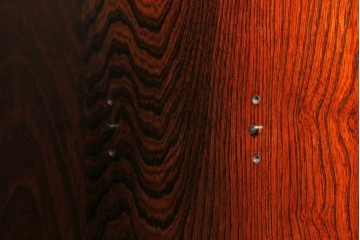 中古　美品　希少サイズ　岩谷堂箪笥　力強い木目と重厚感のある金具が目を惹くキャビネット　(R-081259)