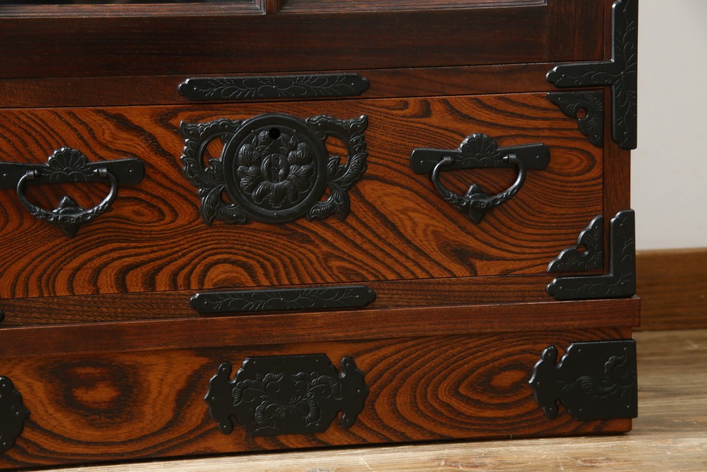 中古　美品　希少サイズ　岩谷堂箪笥　力強い木目と重厚感のある金具が目を惹くキャビネット　(R-081259)