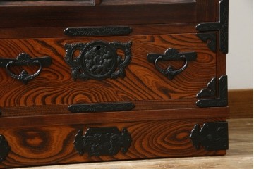 中古　美品　希少サイズ　岩谷堂箪笥　力強い木目と重厚感のある金具が目を惹くキャビネット　(R-081259)