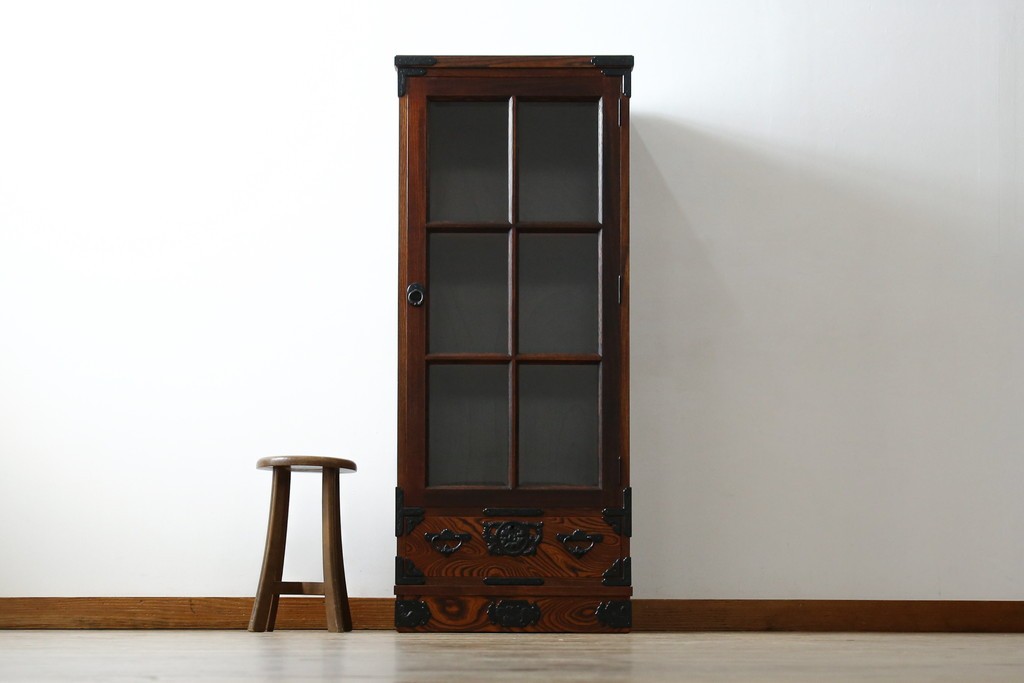 中古　美品　希少サイズ　岩谷堂箪笥　力強い木目と重厚感のある金具が目を惹くキャビネット　(R-081259)