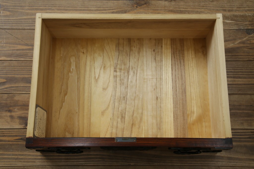 中古　美品　希少サイズ　岩谷堂箪笥　力強い木目と重厚感のある金具が目を惹くキャビネット　(R-081259)