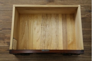 中古　美品　希少サイズ　岩谷堂箪笥　力強い木目と重厚感のある金具が目を惹くキャビネット　(R-081259)