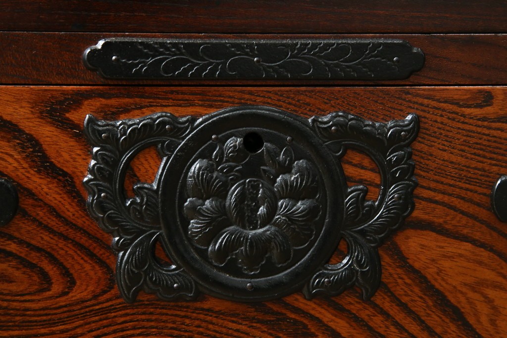 中古　美品　希少サイズ　岩谷堂箪笥　力強い木目と重厚感のある金具が目を惹くキャビネット　(R-081259)