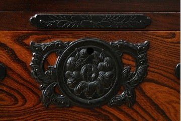 中古　美品　希少サイズ　岩谷堂箪笥　力強い木目と重厚感のある金具が目を惹くキャビネット　(R-081259)