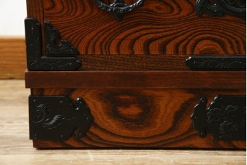 中古　美品　希少サイズ　岩谷堂箪笥　力強い木目と重厚感のある金具が目を惹くキャビネット　(R-081259)